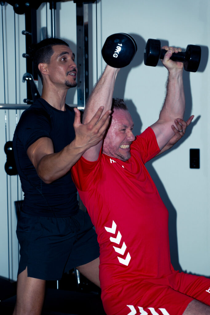 Schulterdrücken mit Kurzhanteln – Personal Training für jedes Alter
